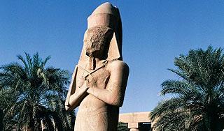 В Египте вандалы сломали статую времён фараонов