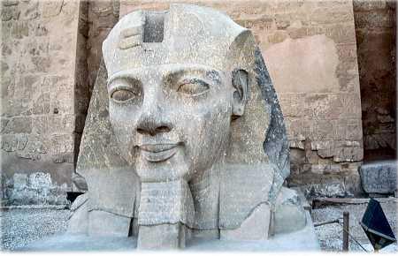 статуя в Карнакском храме